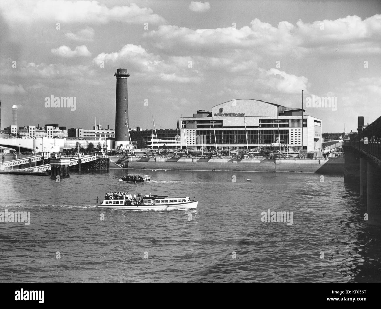 Royal Festival Hall, South Bank, Lambeth, Londra. Il Royal Festival Hall, Torre Shot Festival e Pier viste attraverso il Tamigi. Foto Stock