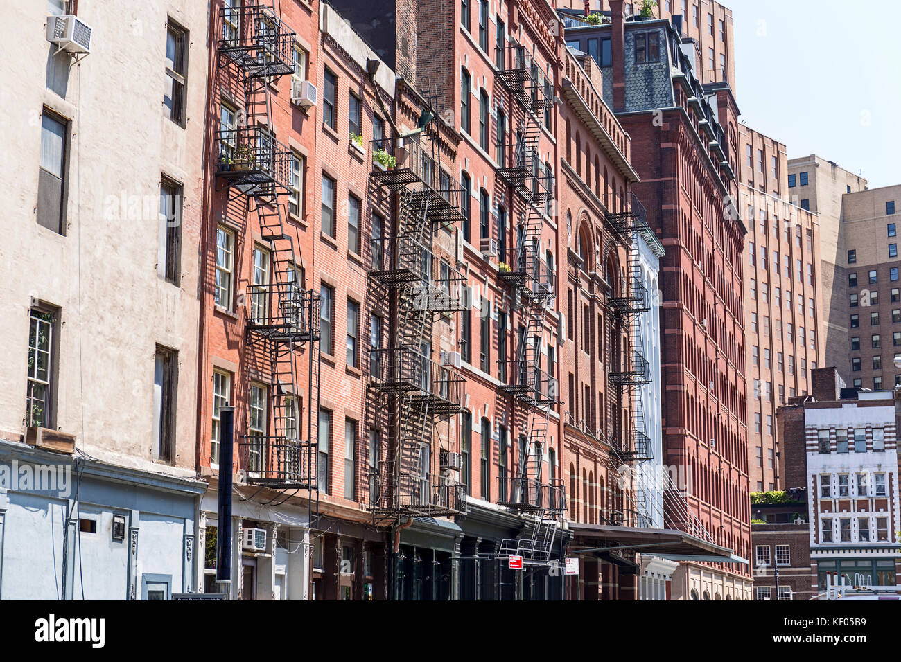 Tipiche vecchie case con facciata scale di Tribeca, NYC, Stati Uniti d'America Foto Stock