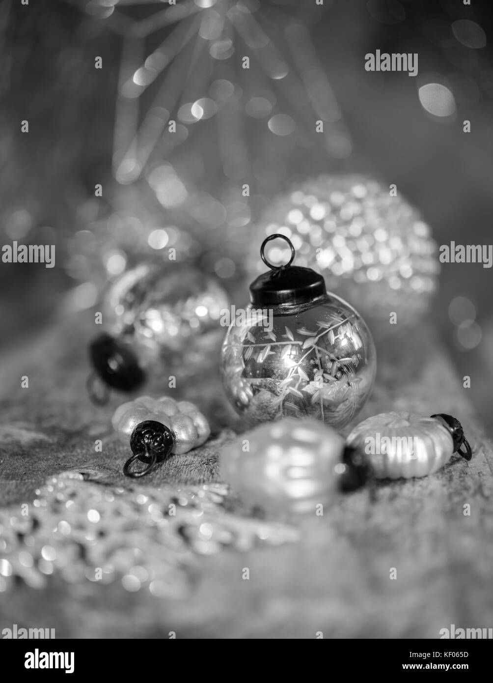 Stile antico argento baubles di Natale Foto Stock