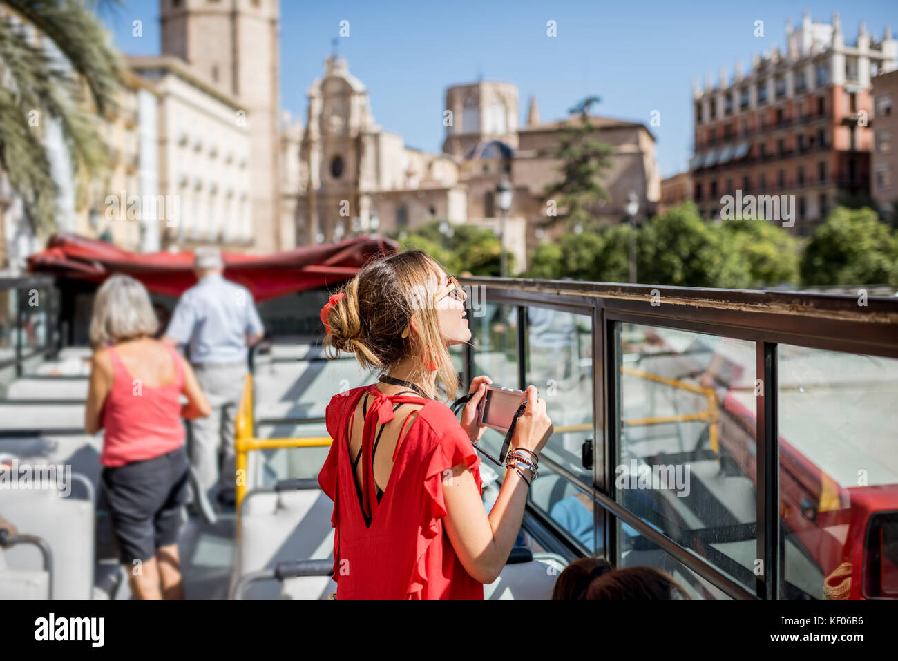 Donna che viaggia nella città di Valencia Foto Stock