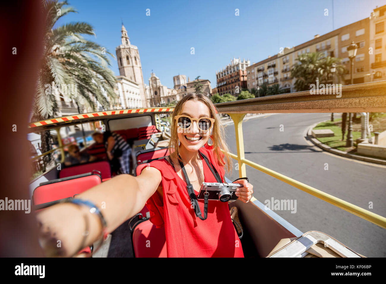 Donna che viaggia nella città di Valencia Foto Stock