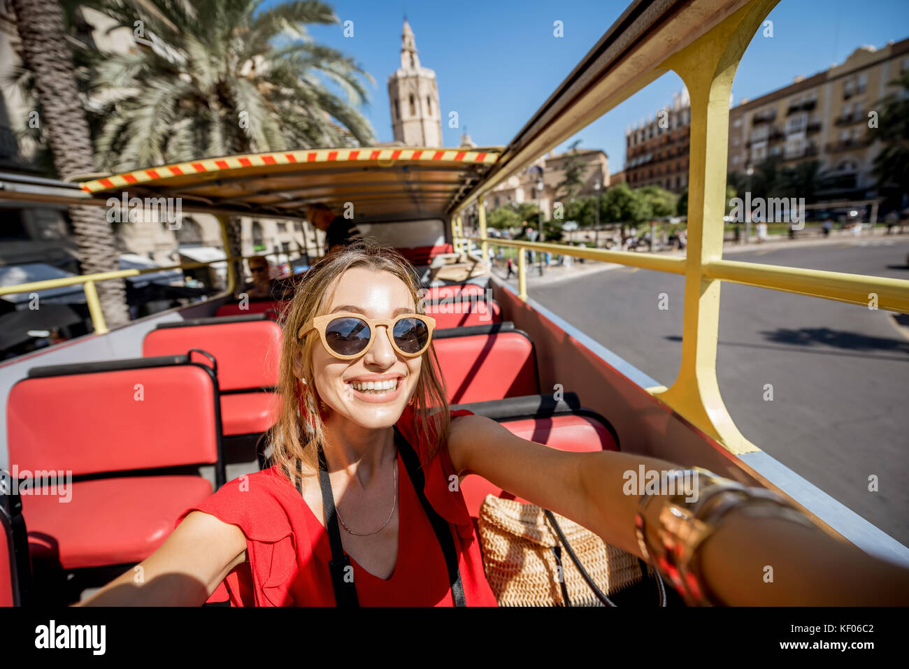 Donna che viaggia nella città di Valencia Foto Stock