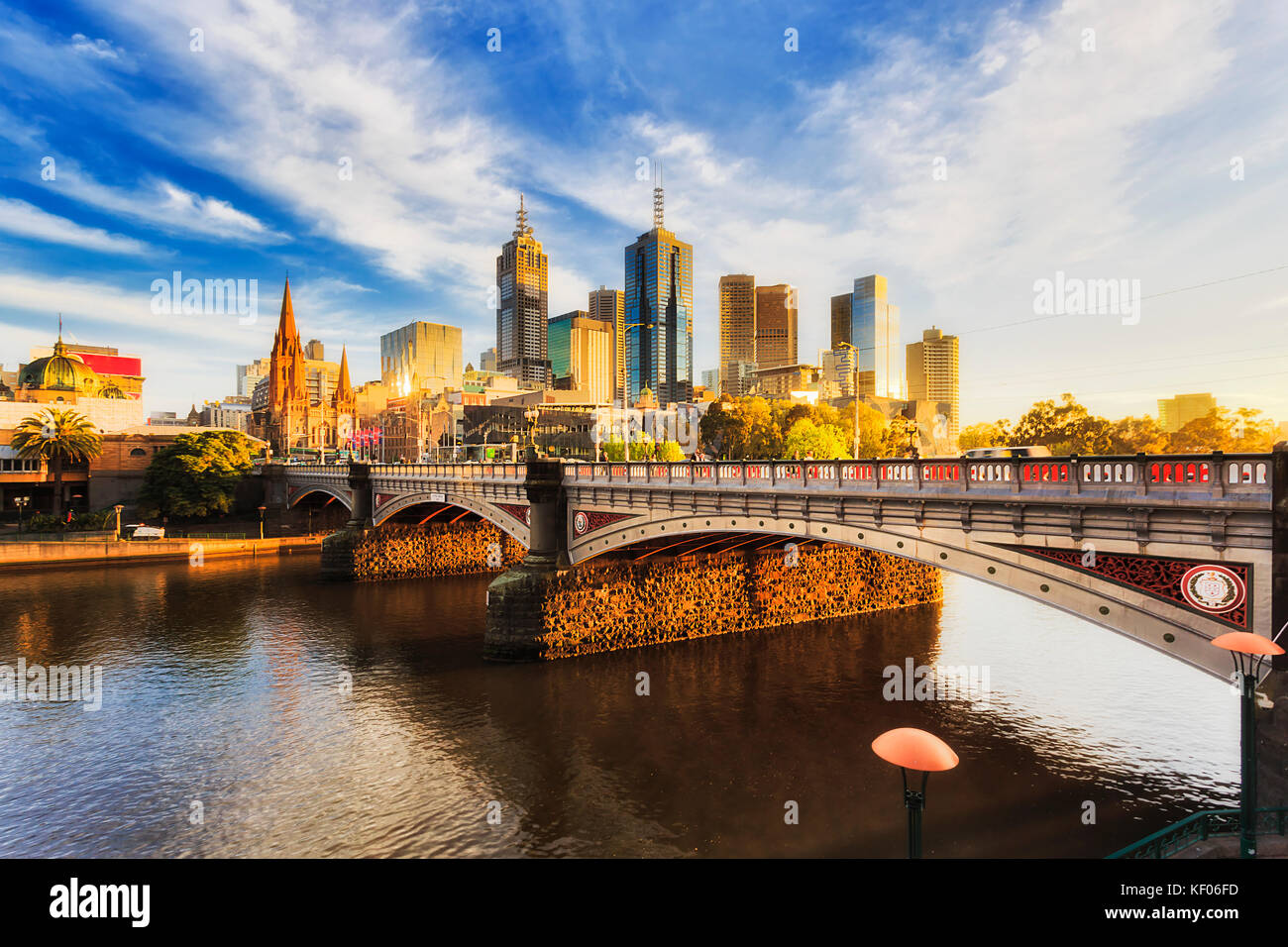 Calda luce del sole accende città di Melbourne su princes bridge st Kilda Road sun alba sulle acque del fiume Yarra. Foto Stock