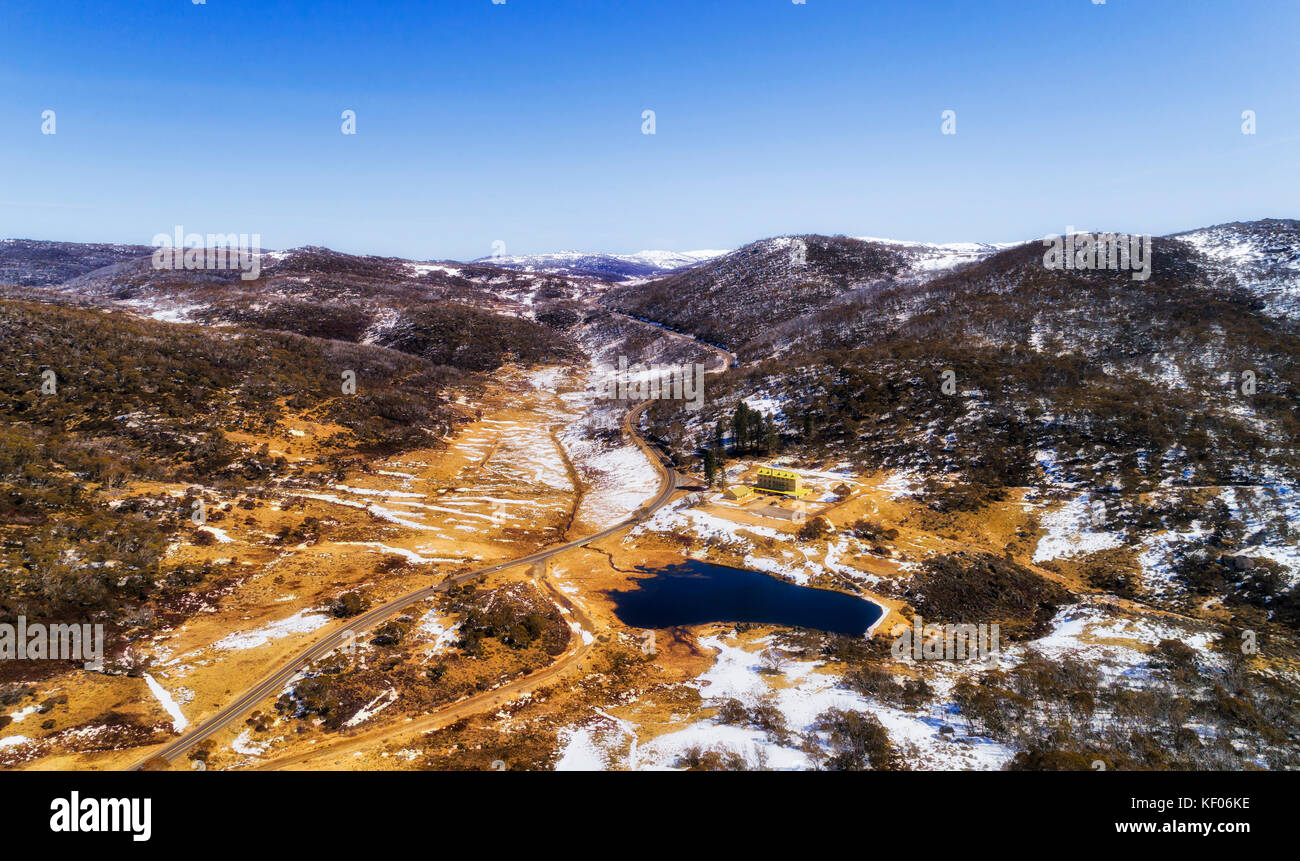 Vista in elevazione su escavatrice Creek e Sponars chalet sulla strada Kosciuszko di Perisher valley nel mezzo di Australian montagne innevate. Foto Stock