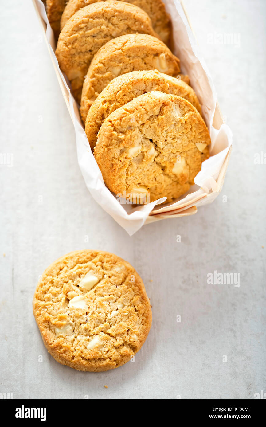 Il cioccolato bianco biscotti con scaglie di cioccolato bianco pezzi Foto Stock