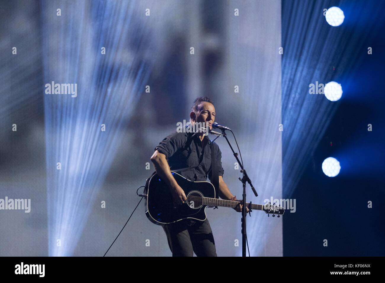 Il cantante Bruce Springsteen esegue durante la invictus games cerimonia di chiusura presso la Air Canada Centre 30 settembre 2017 a Toronto in Canada. Il invictus giochi è un international paralympic-style evento per feriti o malati il personale militare e i veterani. Foto Stock