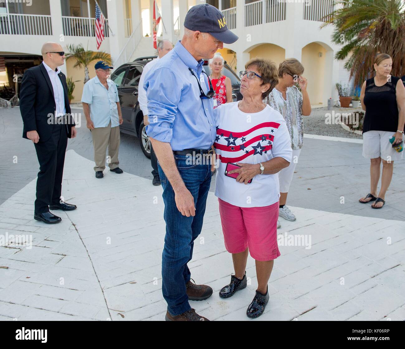 Negli Stati Uniti il governatore della Florida rick scott visite residenti in Florida durante il ripristino di emergenza dopo l'uragano irma settembre 25, 2017 in chiave cudjoe, Florida. Foto Stock