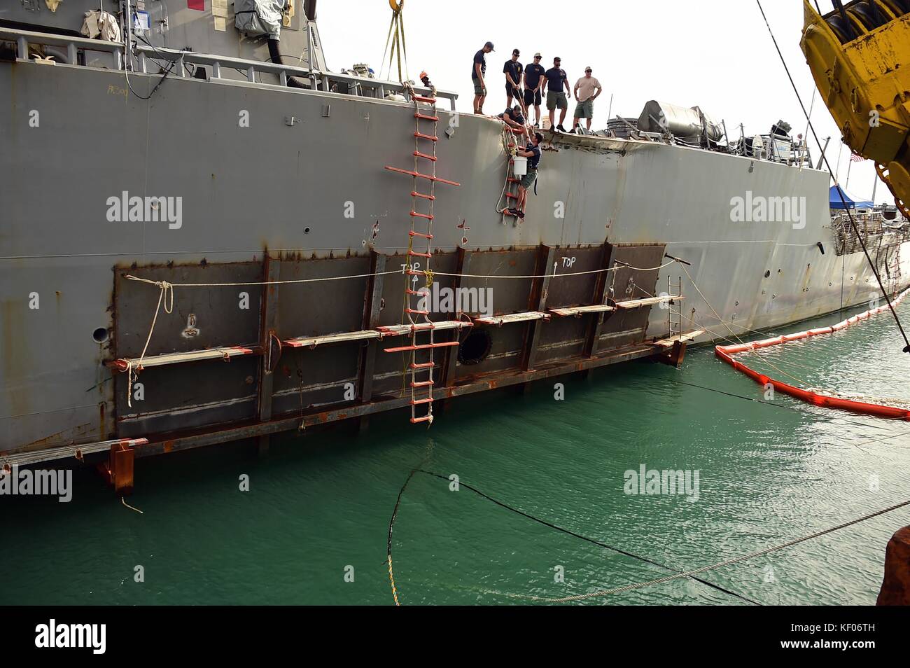 I marinai della US Navy saldano una patch temporanea sul sito di collisione del cacciatorpediniere missilistico guidato classe Arleigh Burke della US Navy USS John S. McCain presso la base navale di Changi il 21 settembre 2017 a Changi, Singapore. La nave si scontrò con una nave mercantile mentre era in corso nello stretto di Malacca e Singapore. Foto Stock