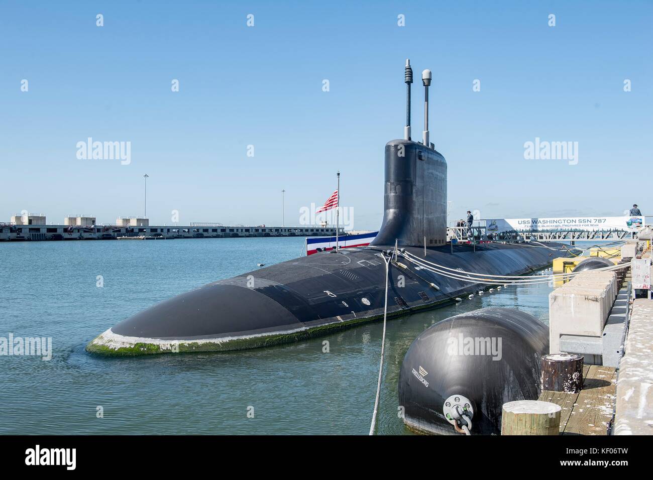 La marina degli Stati Uniti Virginia-classe fast-attacco sommergibile uss washington mori pier lato in preparazione per la sua cerimonia di messa in servizio il 4 ottobre 2017 in Norfolk, Virginia. Foto Stock
