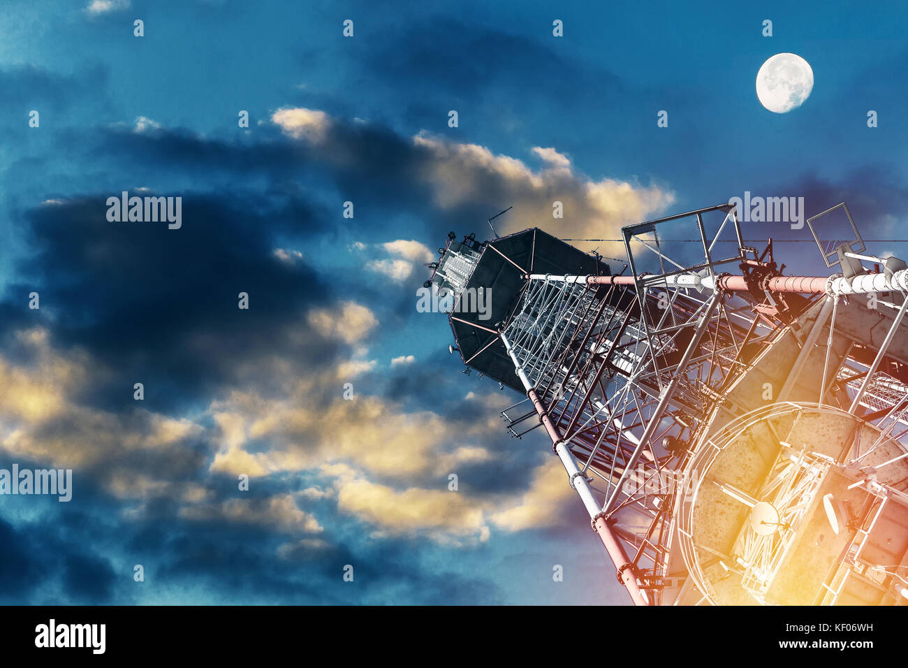 La torre della TV e delle telecomunicazioni piano della torre contro il cielo blu, rosso e bianco Foto Stock