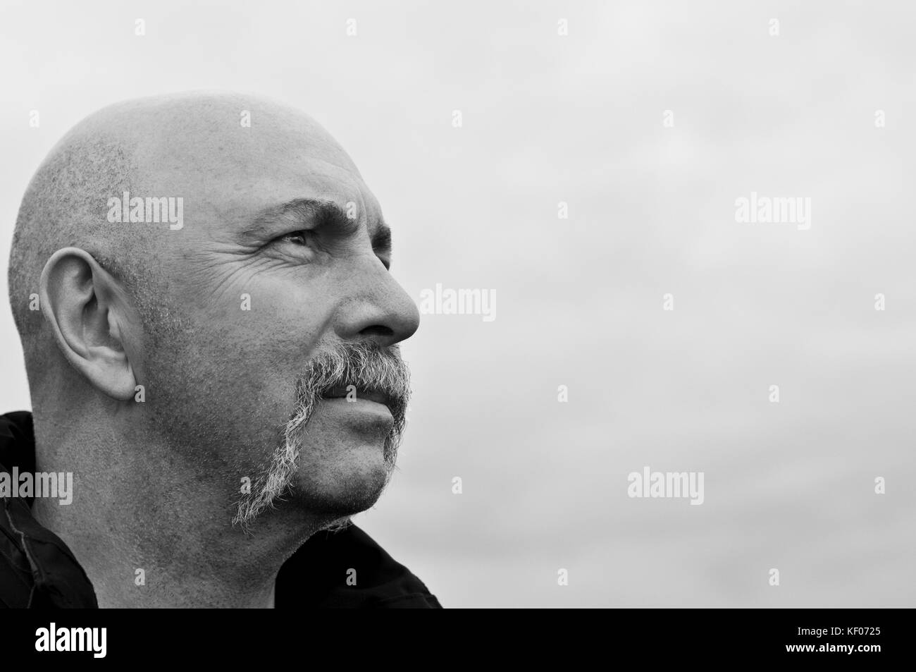 Un colpo di testa di un uomo guardando intensamente nella distanza Foto Stock