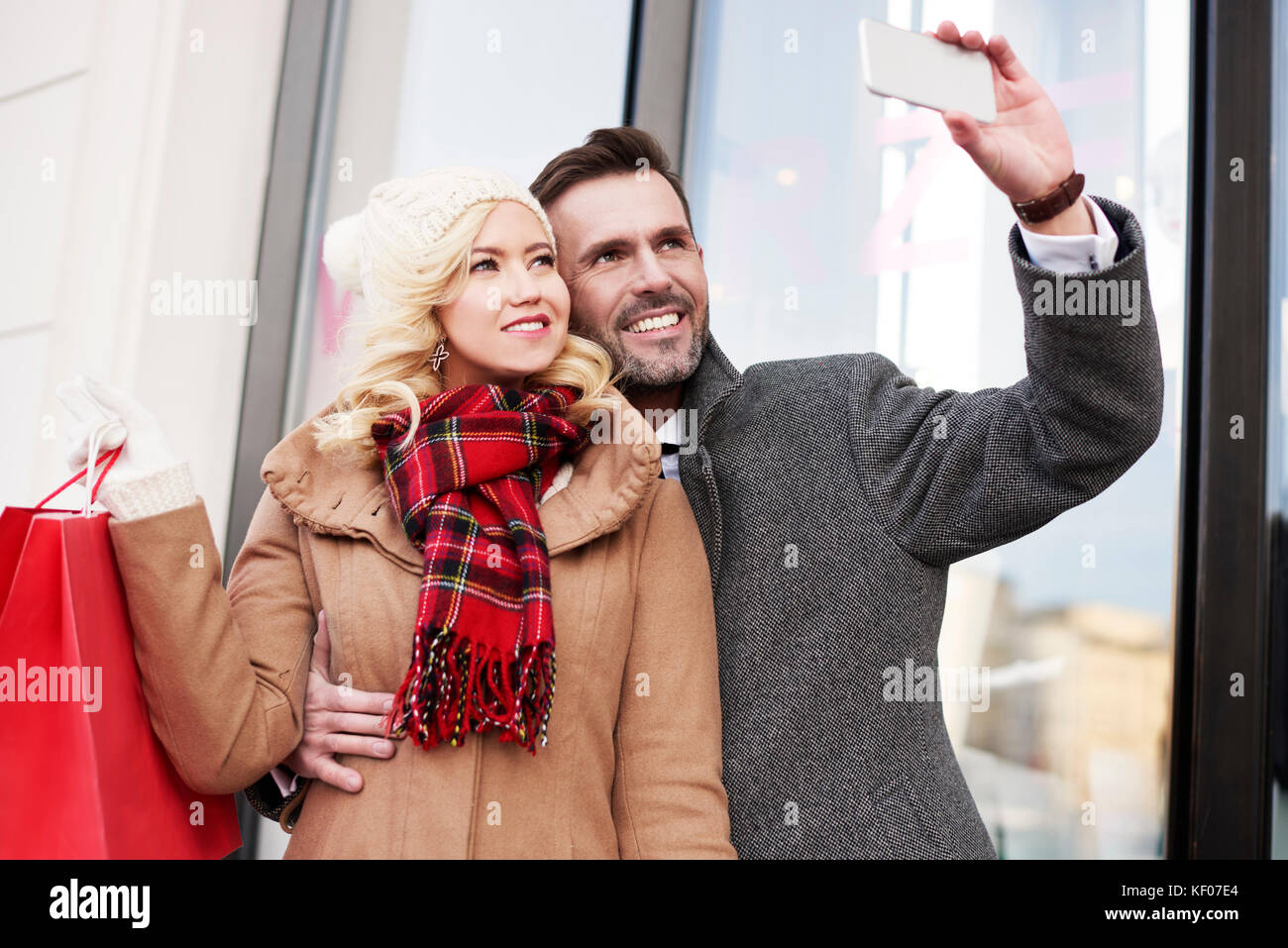 Uomo di scattare una foto durante lo shopping Foto Stock