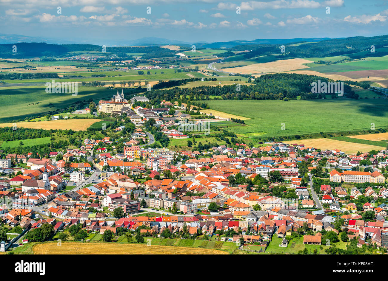 Vista sul Spisske Podhradie città dal castello di Spis, regione di Presov, Slovacchia Foto Stock