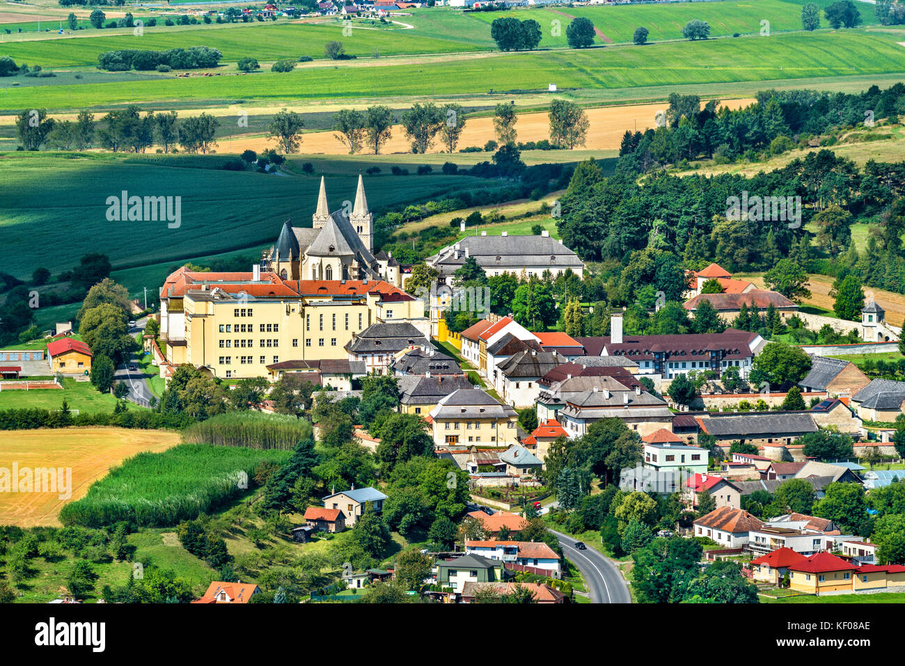 Vista sul Spisske Podhradie città dal castello di Spis, regione di Presov, Slovacchia Foto Stock