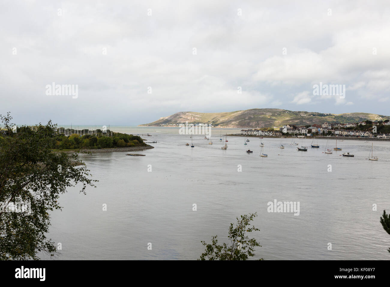 Vista su Conwy estuario per Deganwy, Llandudno e il Great Orme Foto Stock