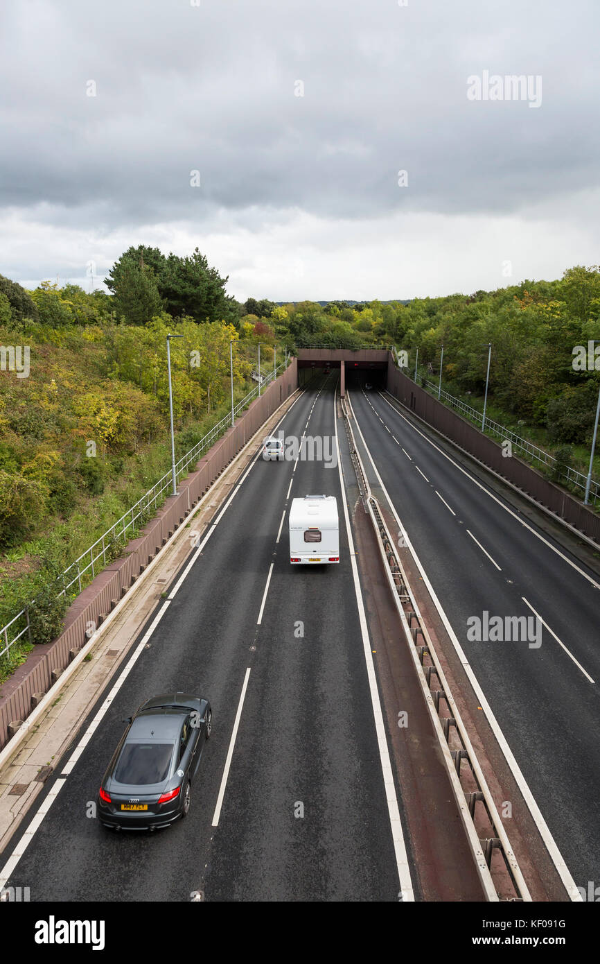 Alta Vista della carovana avvicinando Conwy tunnel, il Galles del Nord Foto Stock