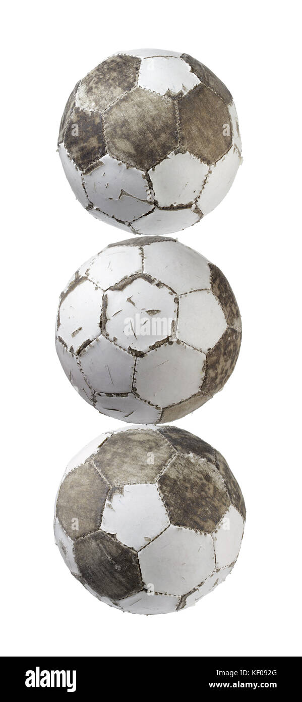Usurati palloni da calcio su sfondo bianco Foto Stock