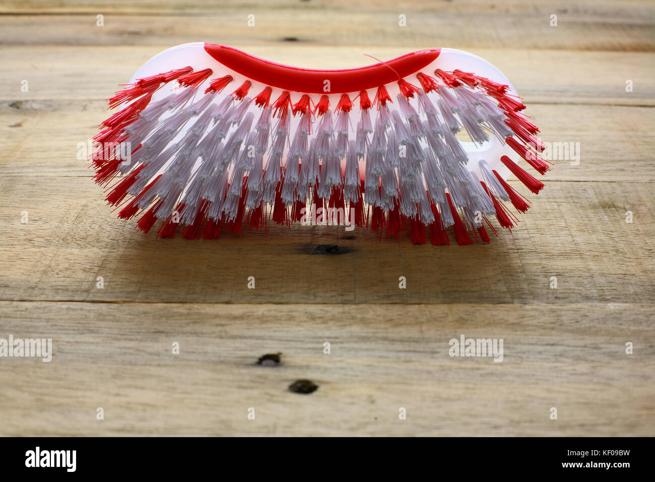 Spazzola in plastica su sfondo di legno Foto Stock