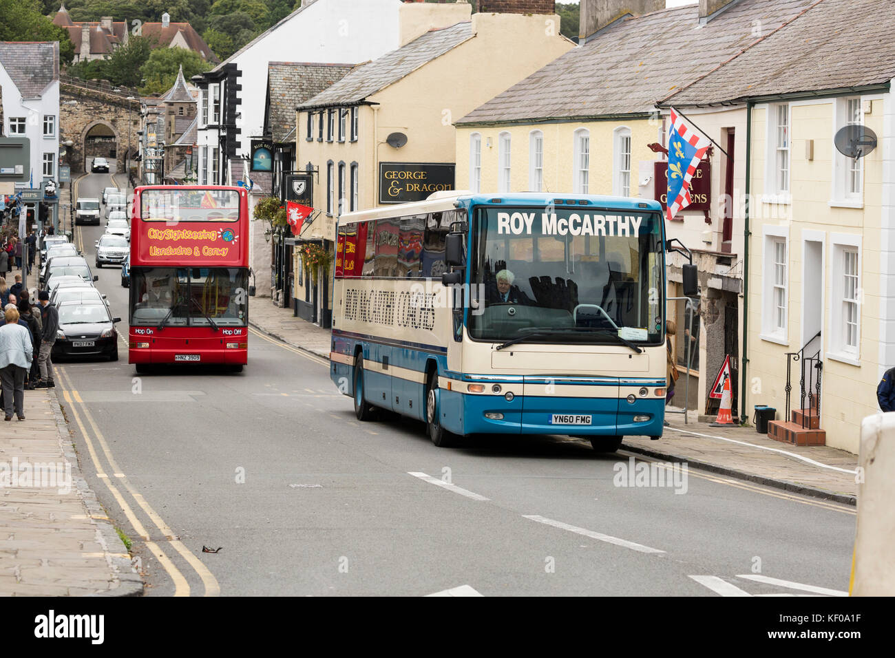 Conwy town high street scene con autobus di linea Foto Stock