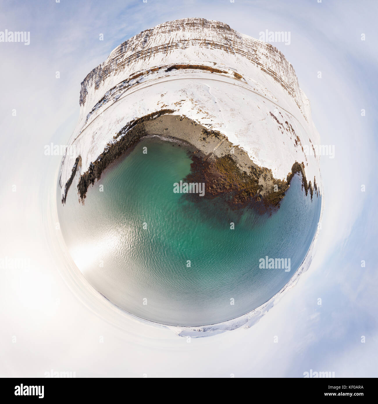 Piccolo pianeta proiezione di un 360 gradi antenna panorama di Akrafjall e Hvalfjordfur in Islanda. Composto da decine di foto catturate da fuco. Foto Stock