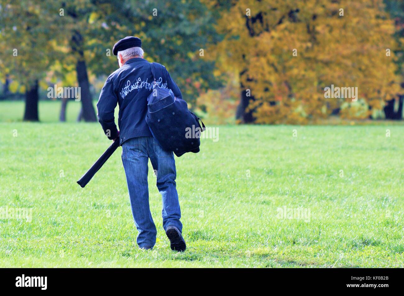 L'uomo sull'erba Foto Stock