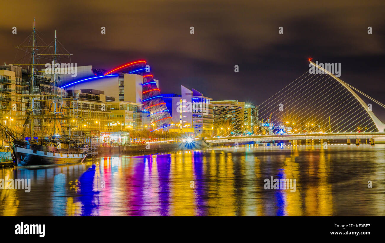 Dublino, Irlanda, vista notturna di Samuel Beckett ponte sul fiume Liffey e Jeanie Johnston Tall Ship. Foto Stock