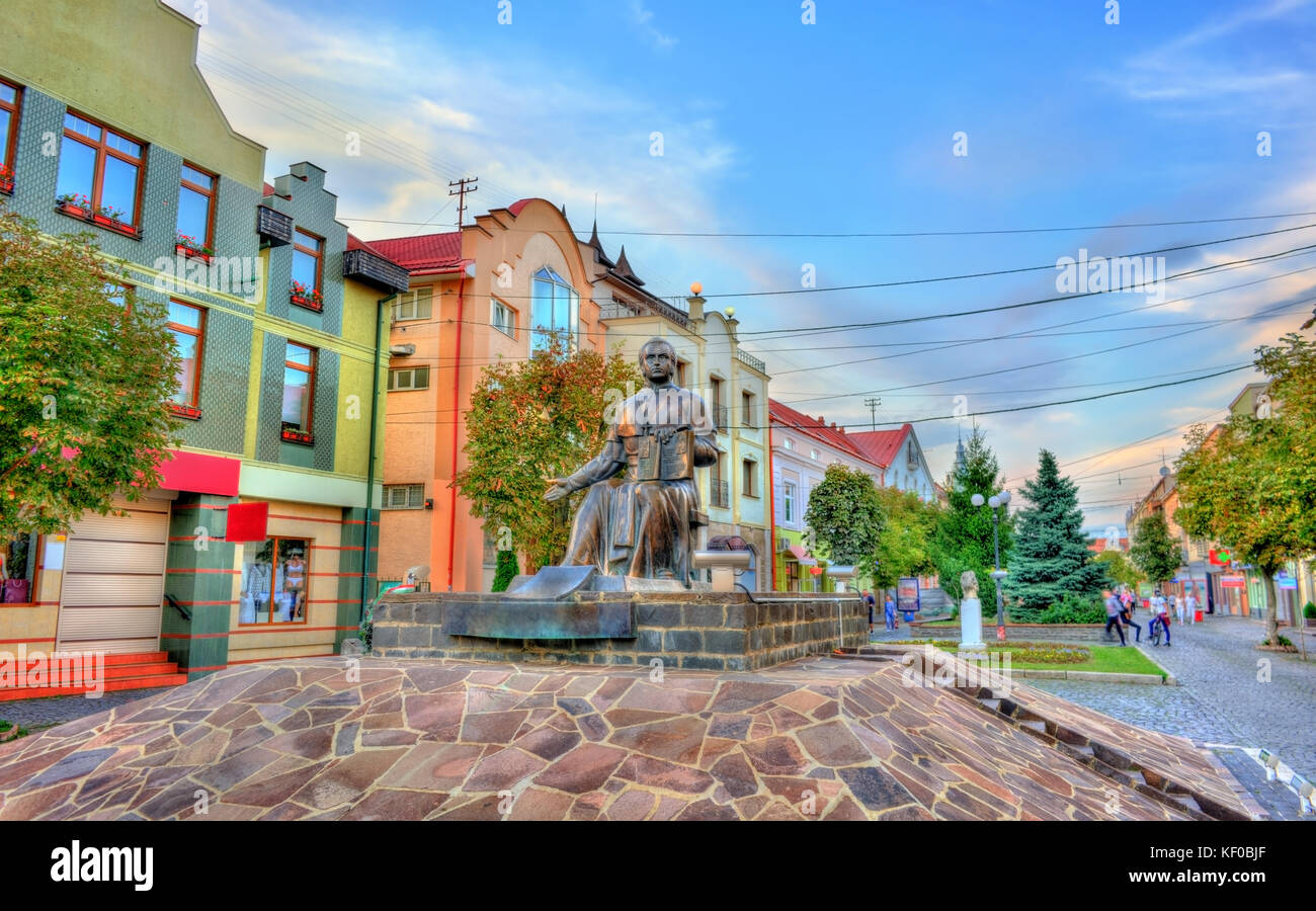 Un monumento di Alexander dukhnovich, un sacerdote, poeta, scrittore, pedagogo e attivista sociale dei popoli slavi dei Carpazi. mukachevo, Ucraina Foto Stock