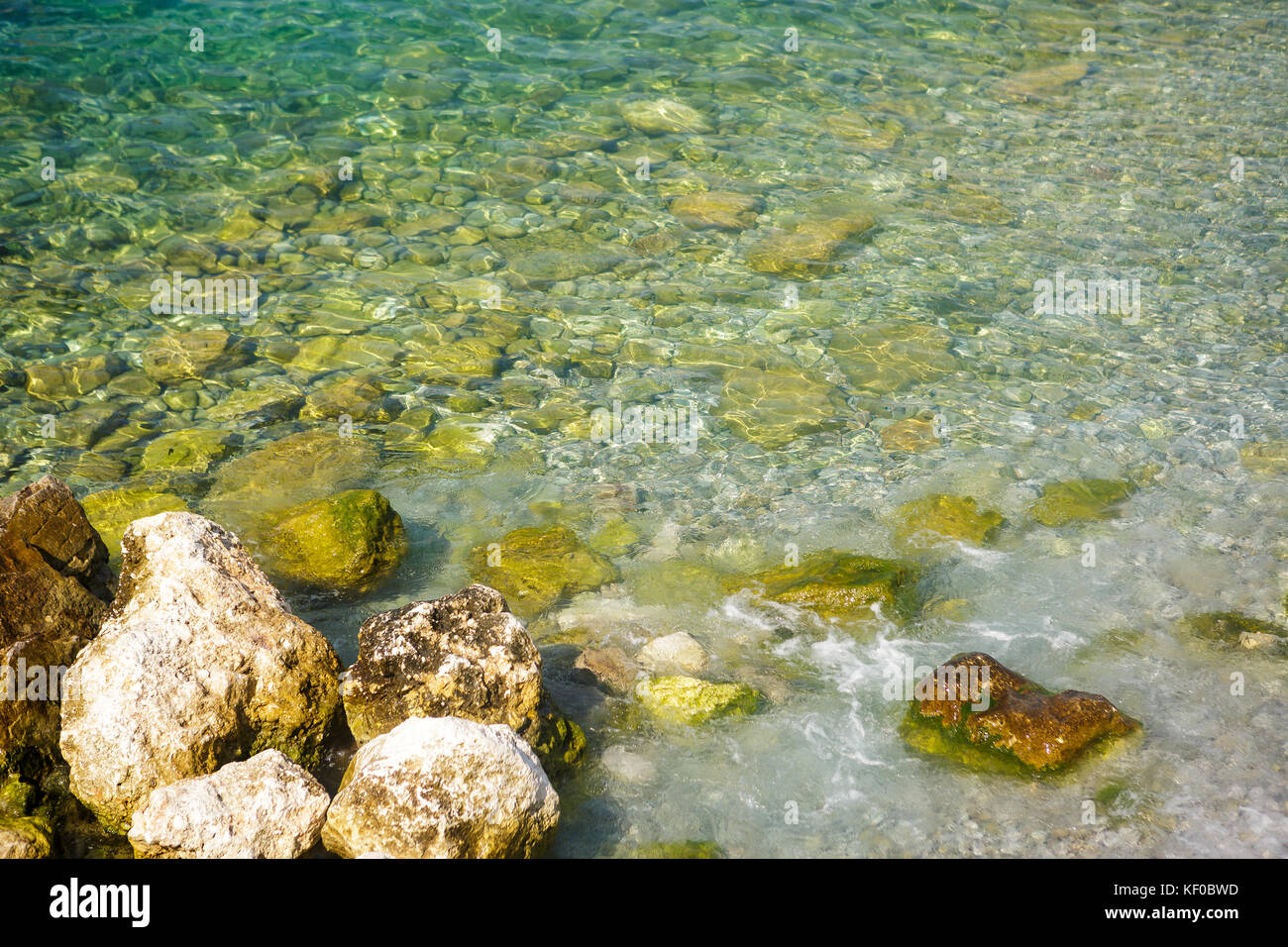 Vista aerea di pietre sul fondo del mare adriatico Foto Stock