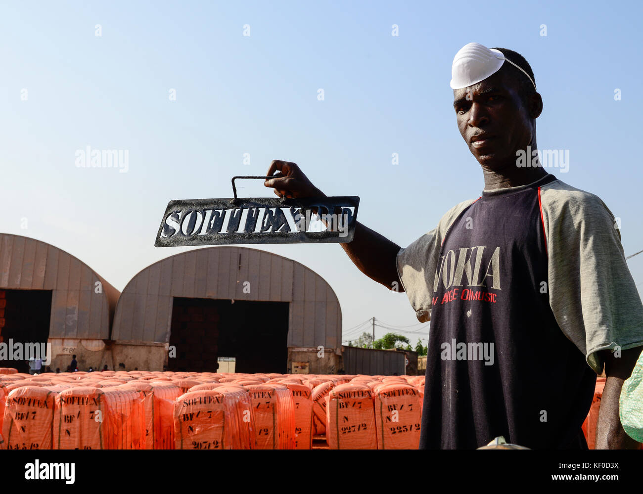 Il BURKINA FASO , Bobo Dioulasso, Société des Burkinabè Fibre tessili SOFITEX sgranatura unità aziendale Bobo io, elaborazione di convenzionali e gene manipolato Monsanto cotone BT, le balle sono pronti per l'esportazione avvolto in della copertura in plastica arancione / SOFITEX, Fabrik fuer Baumwollentkernung Werk Bobo I, Verarbeitung von konventioneller und genmanipulierter Monsanto Baumwolle, Ballen in Plastikfolie fertig fuer den esportazione Foto Stock