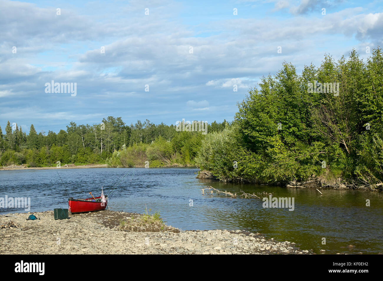 Una canoa tirata sulla sponda di un telecomando, SCENIC RIVER nel deserto dell'Alaska. Foto Stock