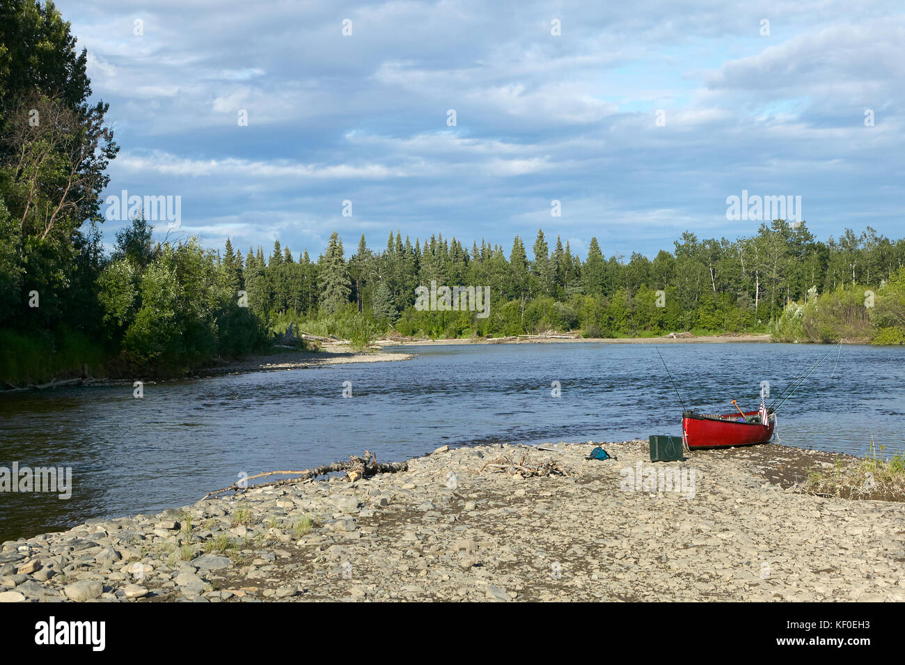 Una canoa tirata sulla sponda di un telecomando, SCENIC RIVER nel deserto dell'Alaska. Foto Stock