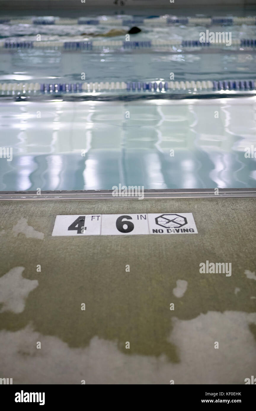 Profondità di avvertimento Restrizione su una piscina per 4 piedi 6 pollici che vieta le immersioni in acqua Foto Stock