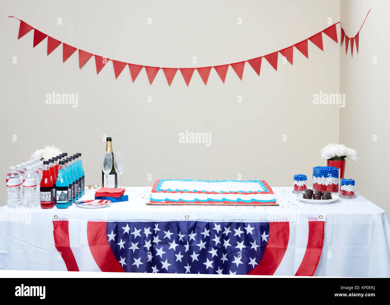Tavolo con bandiera americana impostato per elezione rally Foto Stock