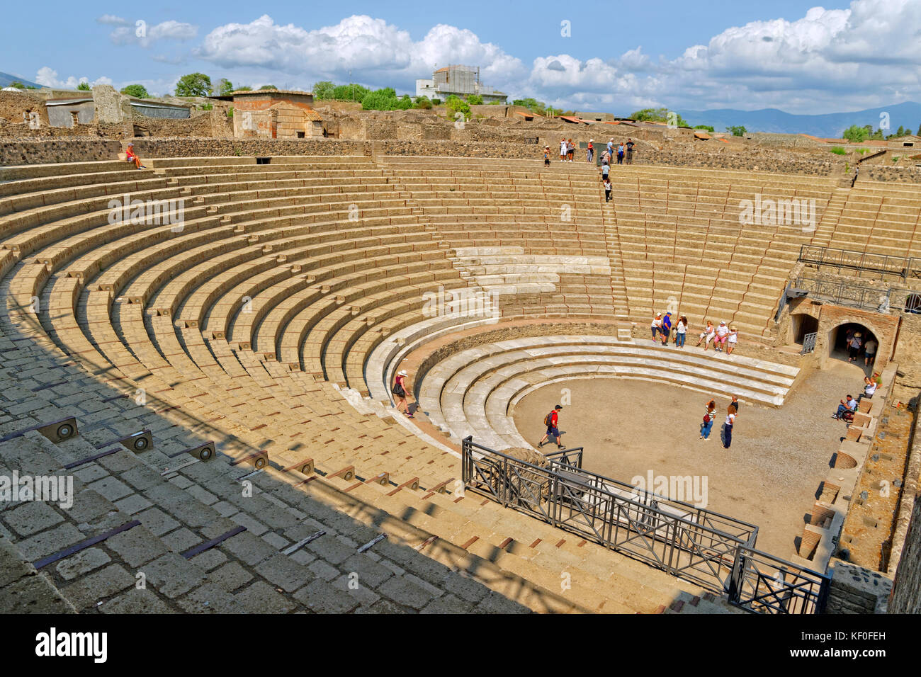 Grand Theatre presso le rovine di una città romana di Pompei a Pompei Scavi, vicino a Napoli, Italia. Foto Stock