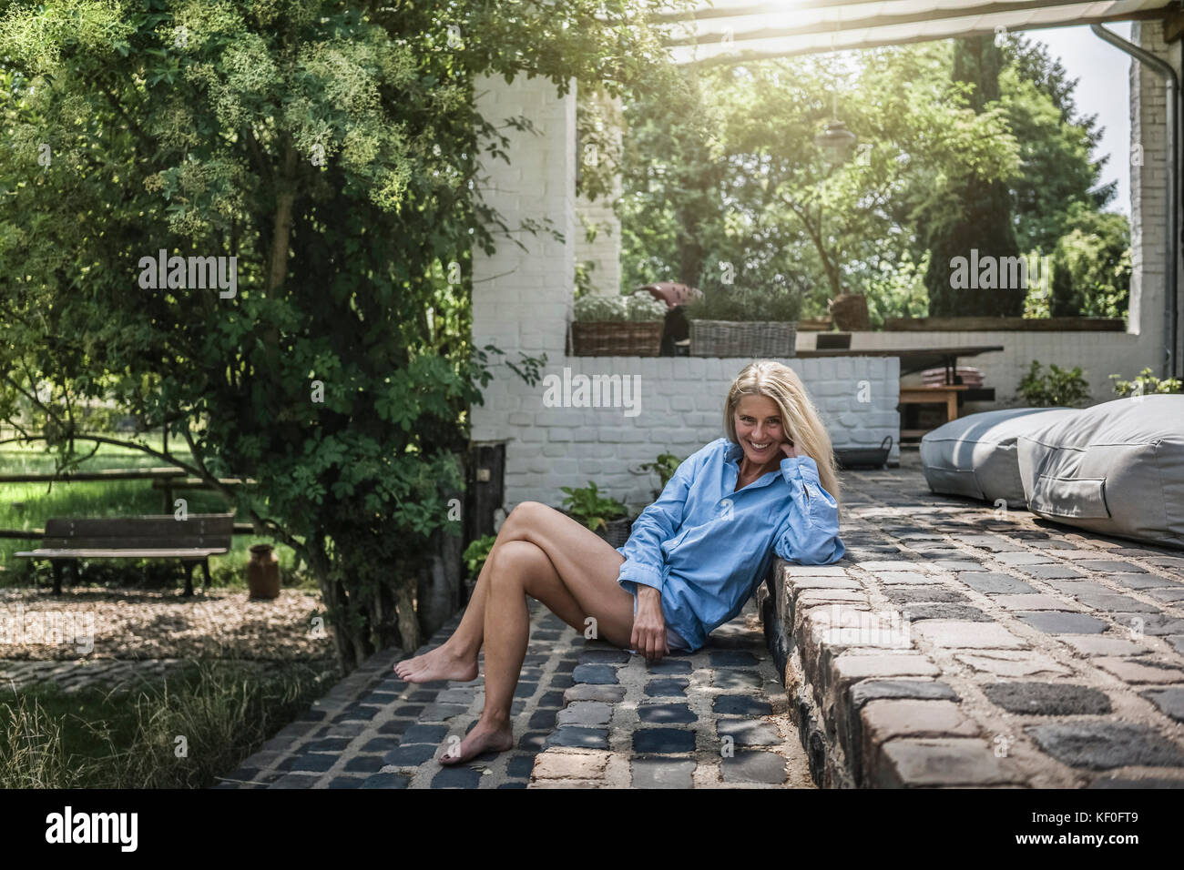 Donna matura seduti sulla terrazza passi Foto Stock