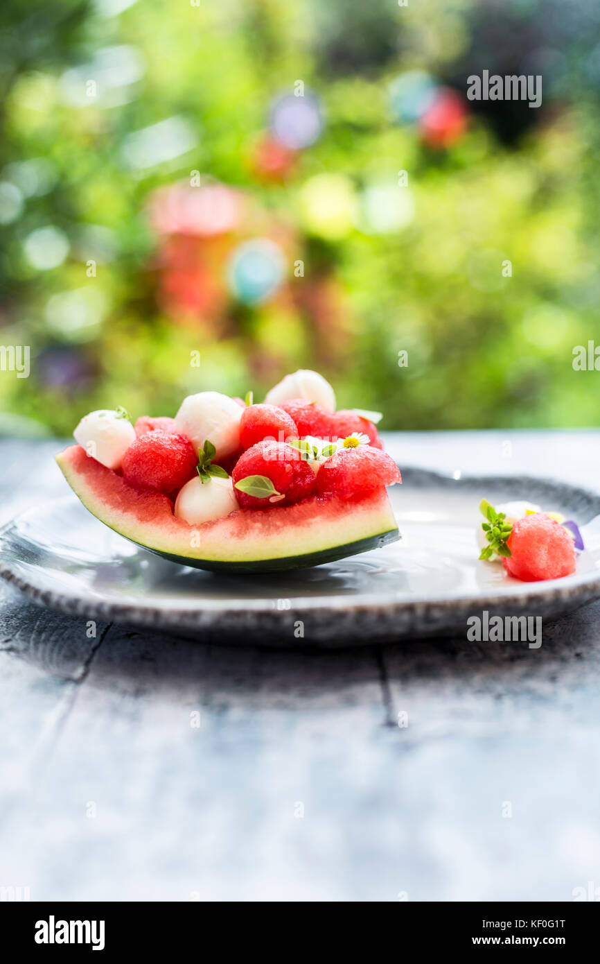 Anguria insalata con mozzarella e basilico Foto Stock