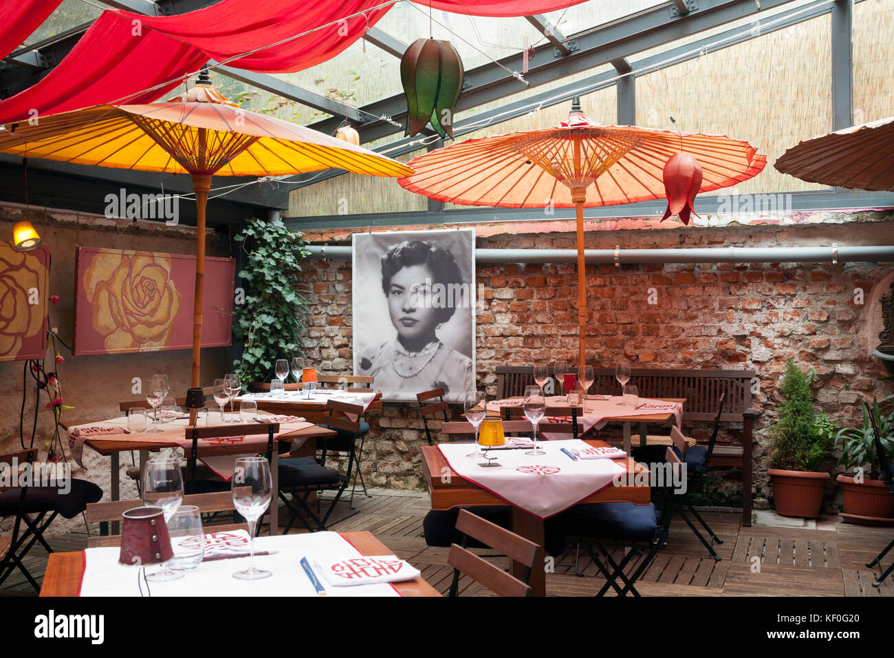 Ristorante Orientale Stile Vietnamita In Un Loft In Milano Italia Foto Stock Alamy