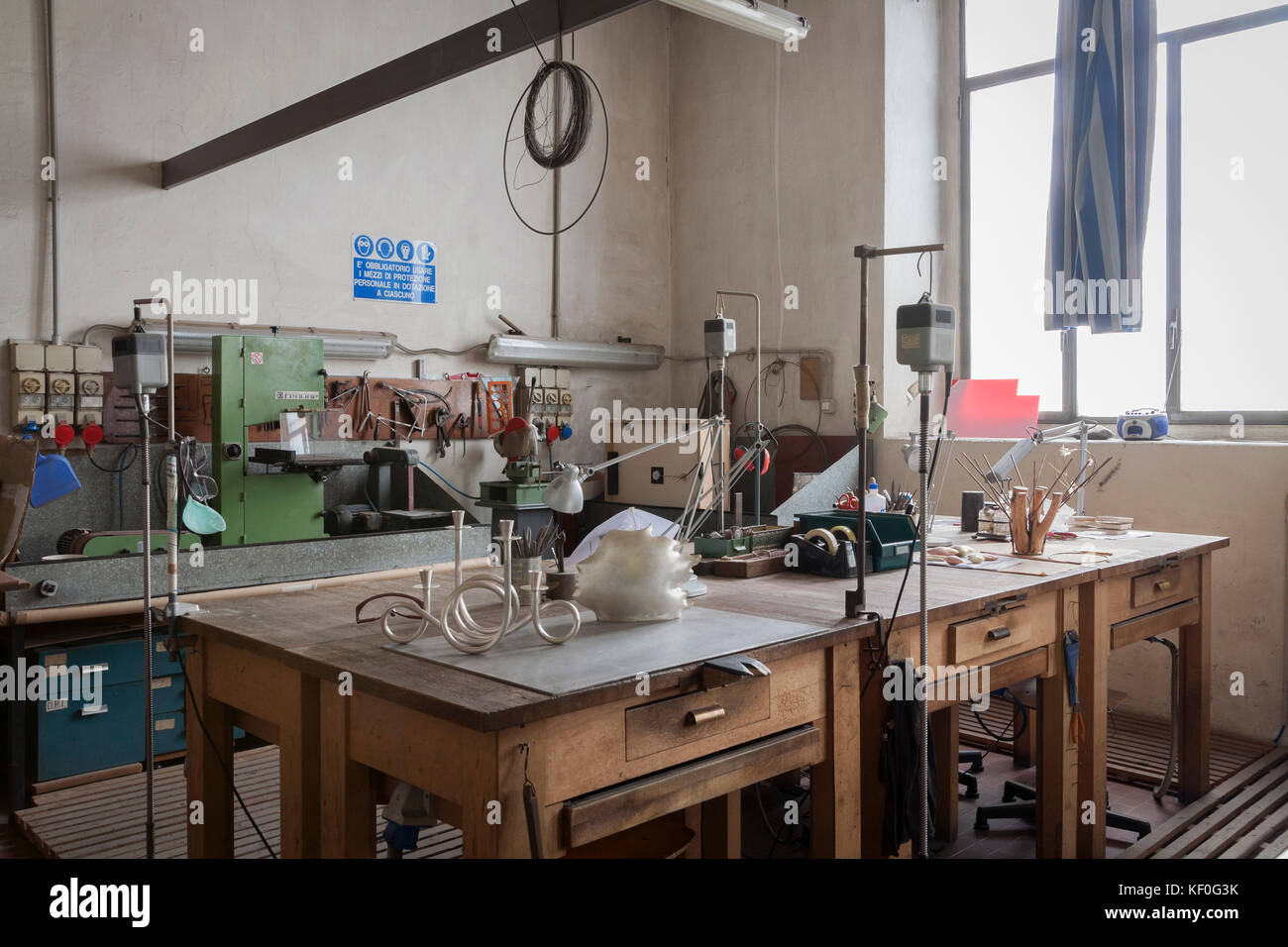 Laboratorio gioielleria orafa, postazioni di lavoro e scrivanie Foto Stock