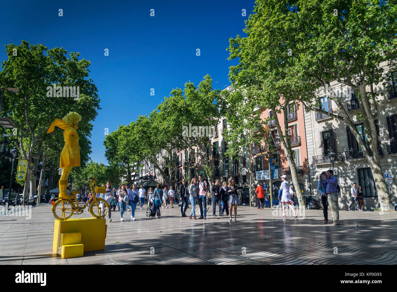 Performance di artista alla famosa Las Ramblas viale pedonale punto di riferimento nel centro della citta' di Barcellona Spagna Foto Stock