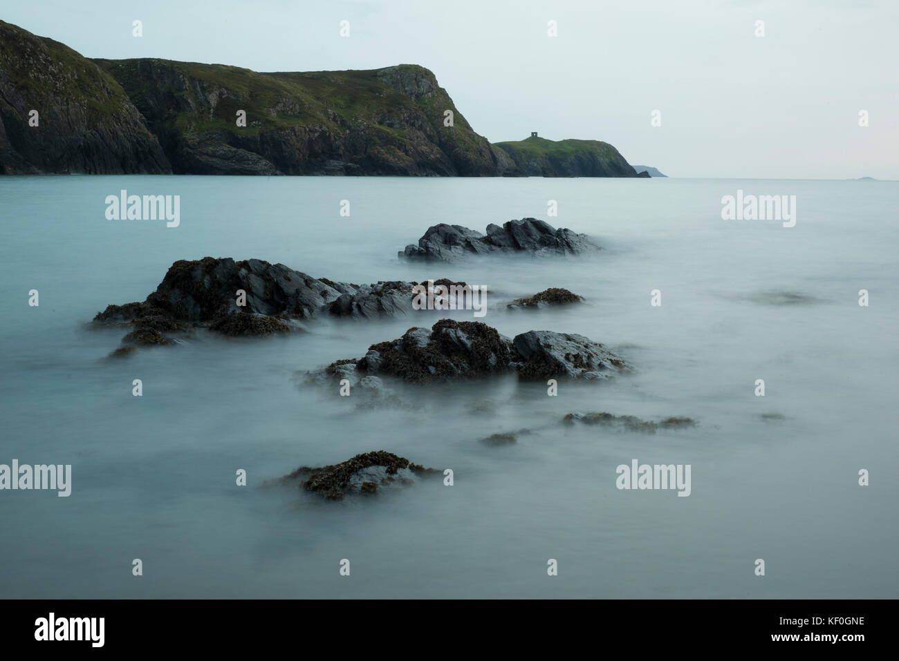 Vista di Treath Llyfn al tramonto, Ynys Barry, Porthgain, Pembrokeshire, Dyfed, Galles, Regno Unito. Foto Stock