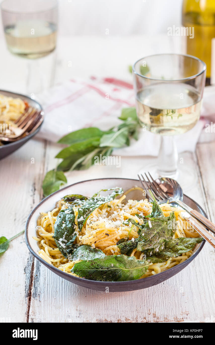 La salvia pasta con parmigiano Foto Stock