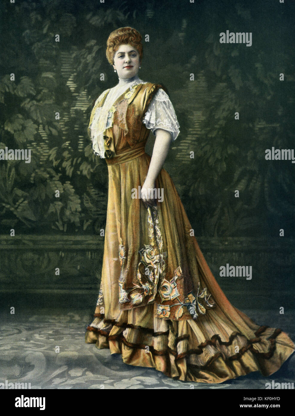 Marie Magnier come Madame Grandier in ' Miquette et sa meri ' presso il Théâtre des Variétés, Parigi, 1906. Commedia di Robert de Flers e G.A de Caillavet, costumi da Drecoll. Foto originale da Felix. Foto Stock