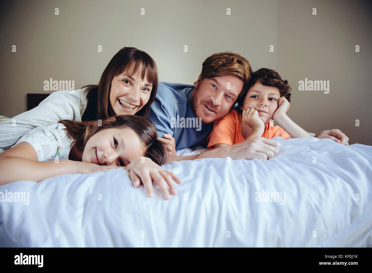 Ritratto di genitori e i loro figli a letto Foto Stock