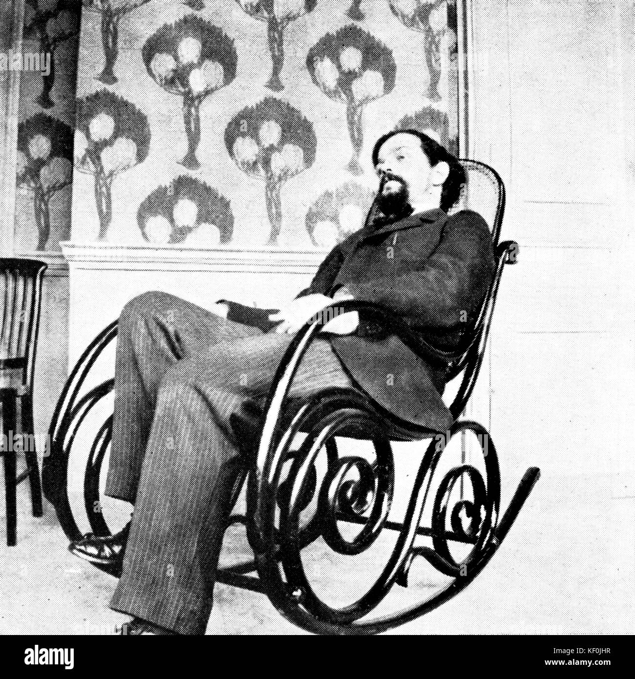 Claude Debussy - Ritratto seduto nella sedia a dondolo, c.1894 - 1897. Il compositore francese, 22 agosto 1862 - 25 Marzo 1918. Foto Stock