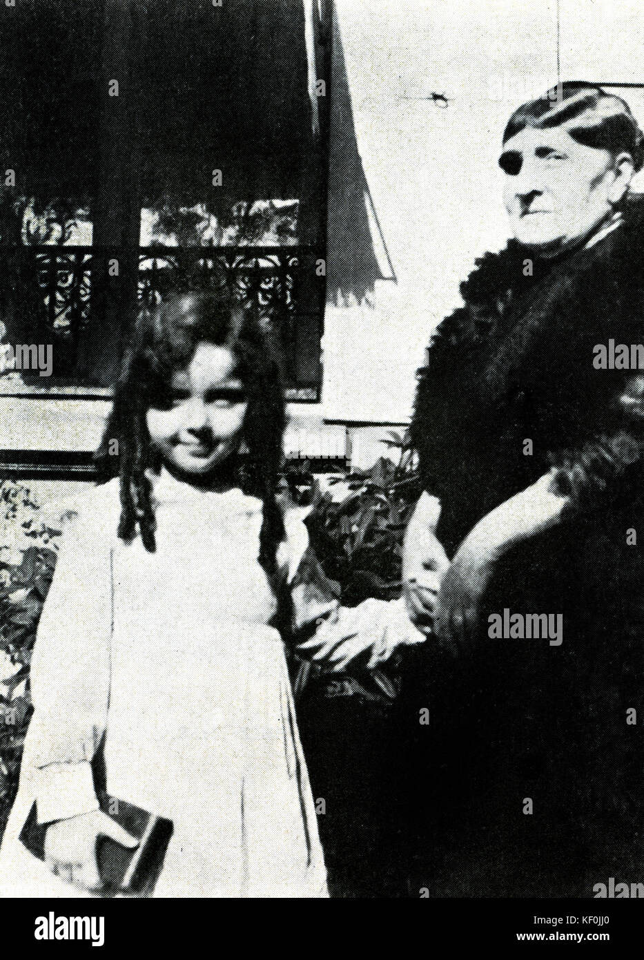 Claude- Emma (Chouchou) Debussy, figlia di Claude Debussy, con donna sconosciuta, nei primi anni del XX secolo. Ella è morto più tardi anni 14, (1905-1919). Foto Stock