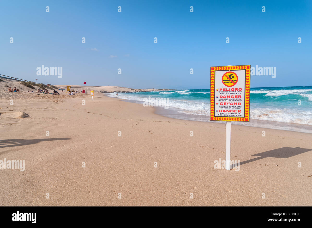 Segnaletica di pericolo, le forti correnti e le rocce sottomarine, Parque Natural de las Dunas de Corralejo, Fuerteventura, Isole Canarie, Spagna Foto Stock