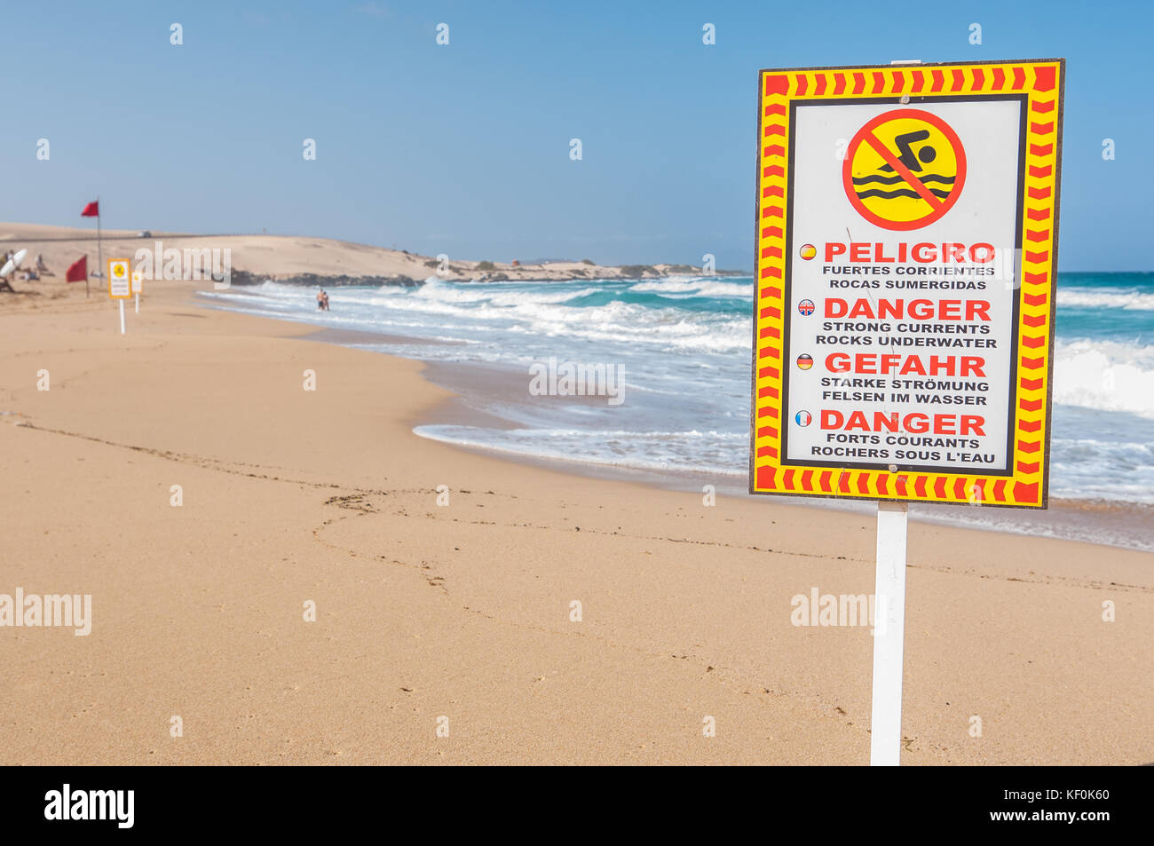 Segnaletica di pericolo, le forti correnti e le rocce sottomarine, Parque Natural de las Dunas de Corralejo, Fuerteventura, Isole Canarie, Spagna Foto Stock