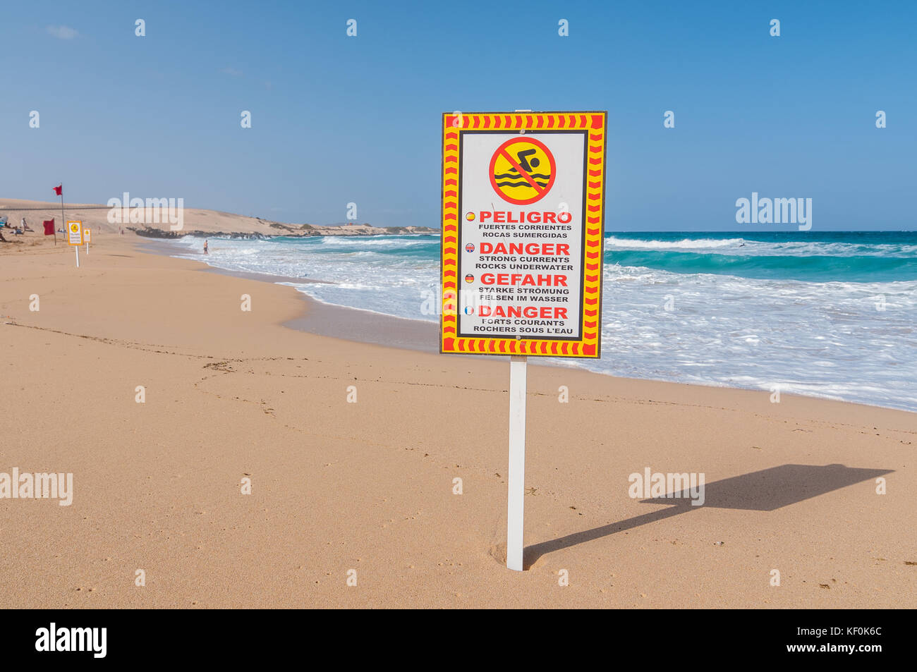 Segnaletica di pericolo, le forti correnti e le rocce sottomarine, Parque Natural de las Dunas de Corralejo, Fuerteventura, Isole Canarie, Spagna Foto Stock