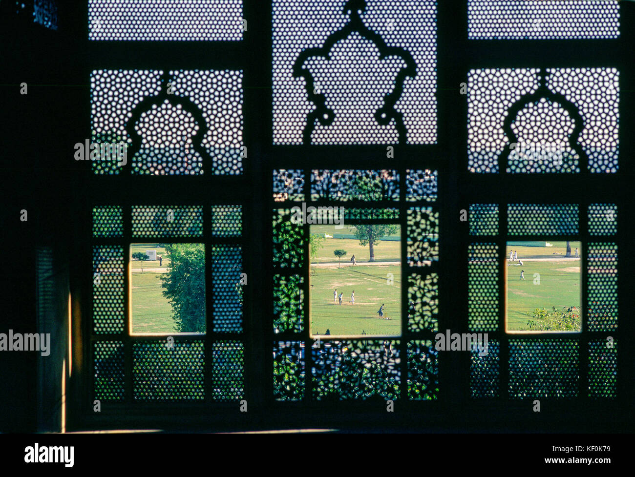 Una vista da Lahore Fort di persone a giocare a cricket, Lahore, Pakistan, 1990 Foto Stock