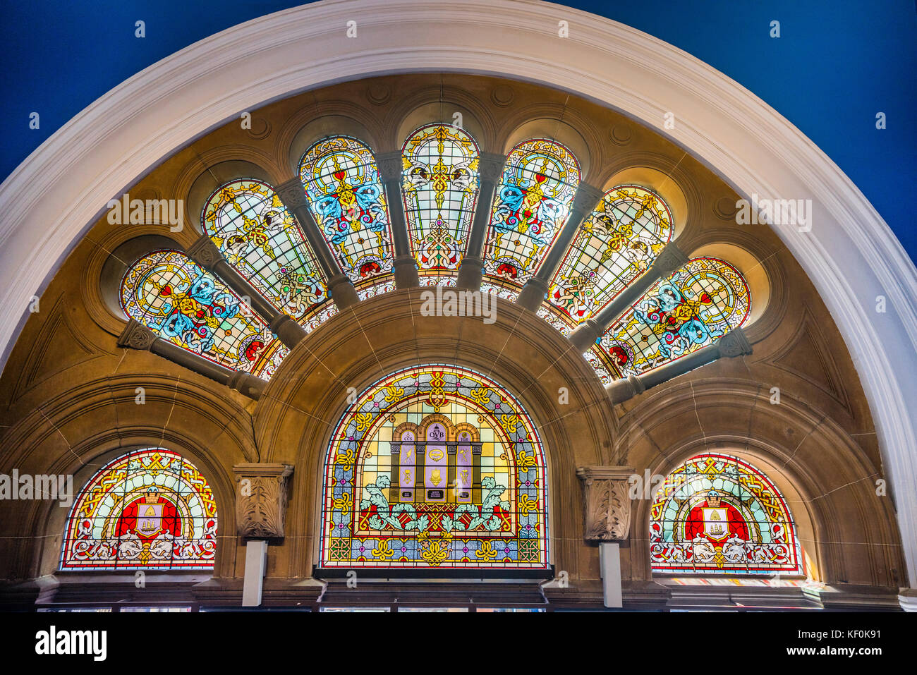 Australia, Nuovo Galles del Sud, Sydney, finestre di vetro colorato sopra l'entrata di George Street di Queen Victoria Building Foto Stock